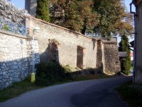 Náklo-ohradní zeď farního kostela a pravděpodobně i bývalého hradu-Foto:Ulrych Mir.