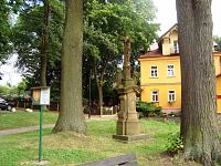 Potštejn-památné stromy a kříž Kalvárie u kostela sv. Vavřince