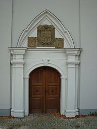 Bruntál-Ruská ulice-kaple sv. Michala z r. 1674-portál s erbovními znaky