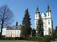 Budišov nad Budišovkou-pozdně barokní kostel Nanebevzetí P. Marie z r. 1755 a radnice