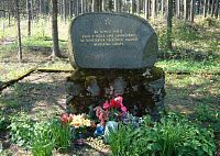 Pomník v místě, kde bylo v r. 1945 zavražděno 42  sovětských válečných zajatců německými fašisty u Guntramovic