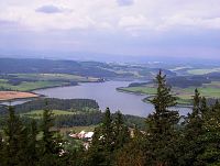 Vodní nádrž  Slezská Harta, v pozadí Bruntál s Uhlířským vrchem a Praděd z rozhledny Velký Roudný
