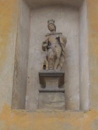 Skrbeň-tvrz-nika se sochou na sýpce v areálu dvora-Foto:Ulrych Mir.