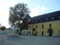 Velká Bystřice-Zámecké náměstí s kašnou a zámkem-Foto:Ulrych Mir.