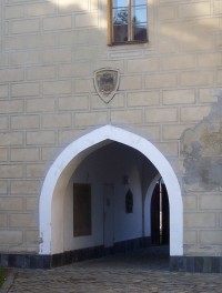 Velká Bystřice-zámek-brána ve věži tvrze s erbem-Foto:Ulrych Mir.