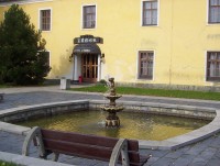 Velká Bystřice-zámek-kašna před vchodem-Foto:Ulrych Mir.