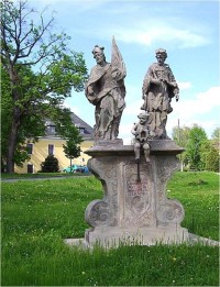 Velká Bystřice-sousoší sv.Floriána a sv.Jana Nepomuckého před zámkem-Foto:Ulrych Mir.