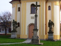 Vsisko-náves-kříž se sochami před kaplí sv.Matouše-Foto:Ulrych Mir.