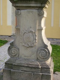 Vsisko-náves-detail kříže před kaplí sv.Matouše-Foto:Ulrych Mir.