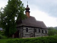 Maršíkov-kostel sv. archanděla Michaela z r. 1609 s pomníkem padlým v 1. světové válce