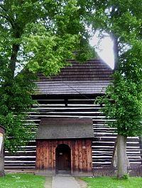 Maršíkov-kostel sv. archanděla Michaela z r. 1609 s pomníkem padlým v 1. světové válce