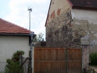 Myšenec-hrad-hradní zdi použité ve stavbě domu-Foto:Ulrych Mir.