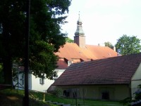 Těchobuz-zámek-nádvorní strana s novější pomocnou budovou-Foto:Ulrych Mir.
