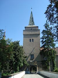 Tovačov-zámek-novogotická věž na předzámčí