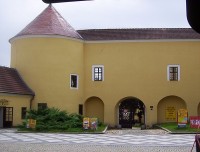 Krnov-zámek-severní strana s vjezdem na nádvoří s portálem z r.1534-Foto:Ulrych Mir.