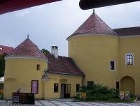 Krnov-zámek-severní křídlo s malou a velkou kruhovou baštou od Zámeckého náměstí-Foto:Ulrych Mir.
