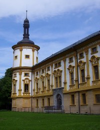 Linhartovy-zámek-západní průčelí s věží a portálem-Foto:ULrych Mir.