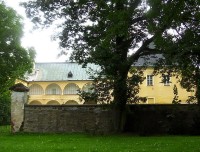 Brantice-zámek-ohradní zeď s jižním křídlem a arkádami-Foto:Ulrych Mir.