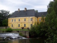 Brantice-zámek-jižní křídlo a splav na řece Opavě-Foto:Ulrych Mir.