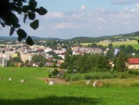 Pohled z aleje na Uhlířský vrch na Bruntál s evangelickým kostelem a promenádní cestu-Foto:Ulrych Mir.