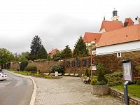 Prachatice-kostel sv. Jakuba a městské hradby s fontánou
