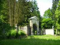 Sobotín-vstupní brána k hrobce Klein-Wiesenbergů ze silnice do Rýmařova-Foto:Ulrych Mir.