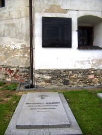 Sobotín-náhrobek rodiny Kleinů u kostelní zdi-Foto:Ulrych Mir.