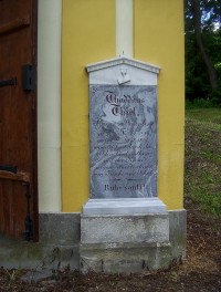 Loučná nad Desnou-kaple na starém hřbitově,náhrobní deska místního faráře-náhrobní deska vpravo od vchodu-Foto:Ulrych Mir.
