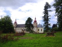Loučná nad Desnou-zámek a farní kostel sv.Cyrila a Metoděje z parku od jihu-Foto:Ulrych Mir.