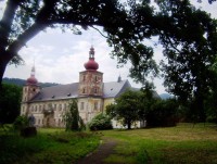 Loučná nad Desnou-hlavní zámecké průčelí s portálem a dvěma věžemi z parku-Foto:Ulrych Mir.