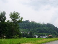Brníčko-hradní zřícenina a obec od Kolšova-Foto:Ulrych Mir.
