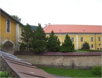 Jimramov-zámek z východu od kostela s krytou chodbou a jižním křídlem-Foto:Ulrych Mir.