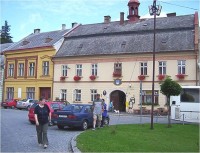 Jimramov-radnice v severní části náměstí, vlevo přístup k zámku-Foto:Ulrych Mir.