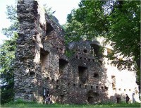 Dalečín-hrad-plášťová zeď paláce od východu-Foto:Ulrych Mir.