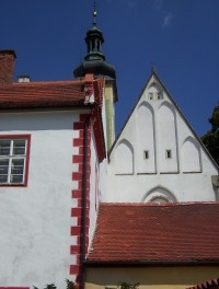 Borovany-kostel Nanebevzetí Panny Marie ze zámeckého nádvoří-Foto:Ulrych Mir.