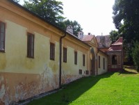 Protivín-zámek-vstupní brána a kaple sv.Jana Nepomuckého od východu-Foto:Ulrych Mir.