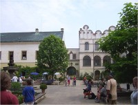 Častolovice-zámek-nádvoří a brána do parku v severním křídle-Foto:Ulrych Mir.