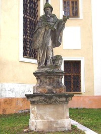 Dolany-barokní socha na pravé straně za kostelem-Foto:Ulrych Mir.