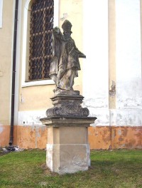 Dolany-barokní socha na levé straně za kostelem-Foto:Ulrych Mir.