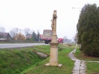 Dolánky-kříž u zvonice při silnici na Šternberk-Foto:Ulrych Mir.
