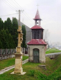 Dolánky-kříž se zvonicí u silnice na Šternberk-Foto:Ulrych Mir.