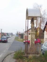 Dolánky-socha na křižovatce do Dolan a silnice na Šternberk-Foto:Ulrych Mir.