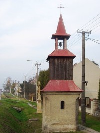Dolánky-zvonice s křížem u silnice na Šternberk-Foto:Ulrych Mir.