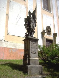 Dolany-barokní socha s bočním vstupem do kostela od silnice-Foto:Ulrych Mir.