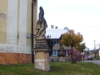 Dolany-barokní sochy za kostelem od hlavní silnice-Foto:Ulrych Mir.