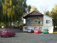 Bukovany-restaurace Koliba se znakem obce-Foto:Ulrych Mir.