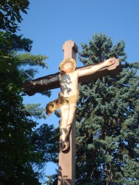 Samotišky-dřevěný kříž u kruhové křižovatky-detail-Foto:Ulrych Mir.