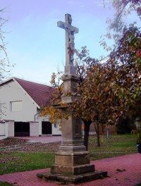 Toveř-kříž z r.1862 na návsi před kaplí-Foto:Ulrych Mir.