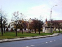 Toveř-náves s kaplí a křížem od Sloupu Nejsvětější Trojice-Foto:Ulrych Mir.