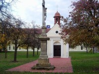 Toveř-náves s křížem a kaplí-Foto:Ulrych Mir.
